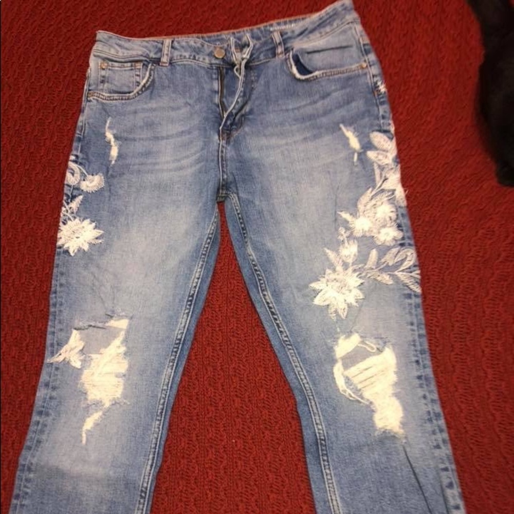 Embroidered flower jeans